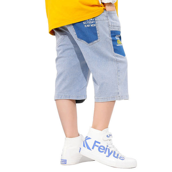 Детски дънкови къси панталони с 3/4 дължина и цветен надпис 