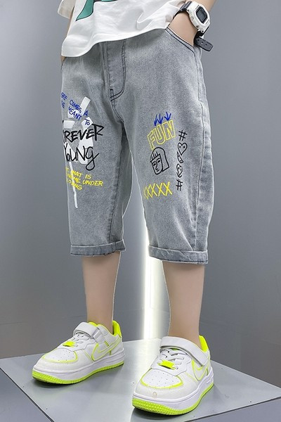 Летни дънки с 3/4 дължина и цветни надписи