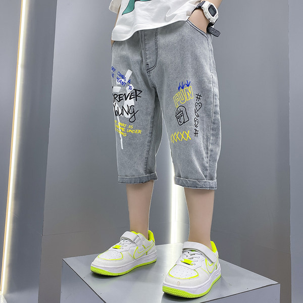 Летни дънки с 3/4 дължина и цветни надписи