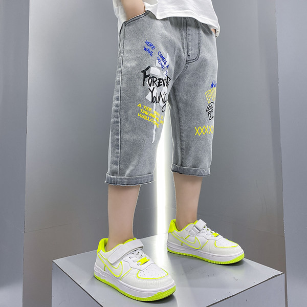 Летни дънки с 3/4 дължина и цветни надписи