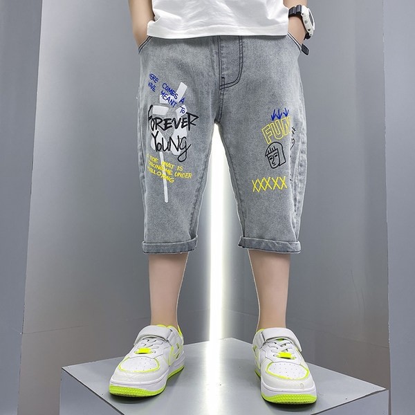 Летни дънки с 3/4 дължина и цветни надписи