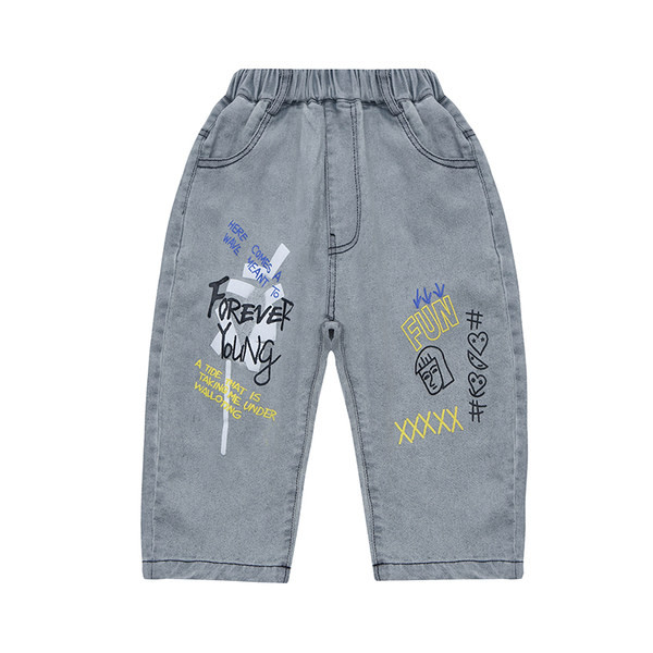 Летни дънки с 3/4 дължина и цветни надписи