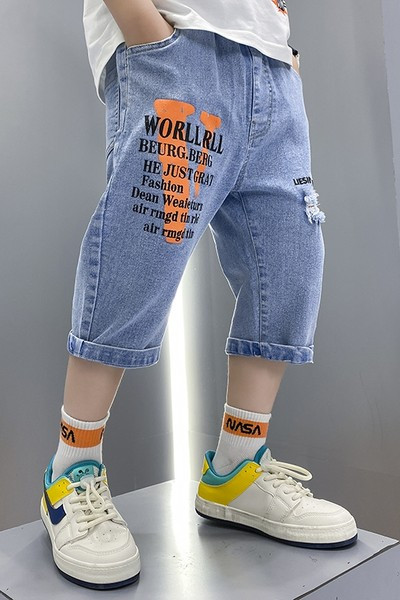 Uus moodsate kirjadega teksapükste mudel poistele