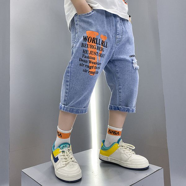 Uus moodsate kirjadega teksapükste mudel poistele