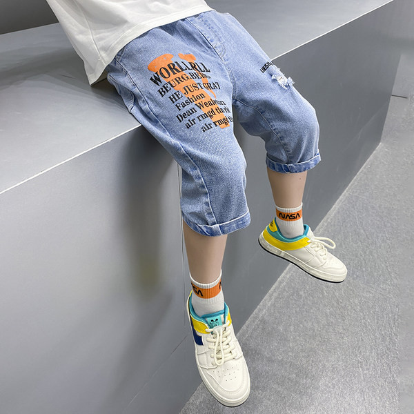 Uus moodsate kirjadega teksapükste mudel poistele