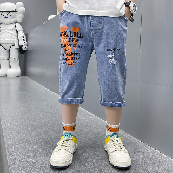 Uus moodsate kirjadega teksapükste mudel poistele