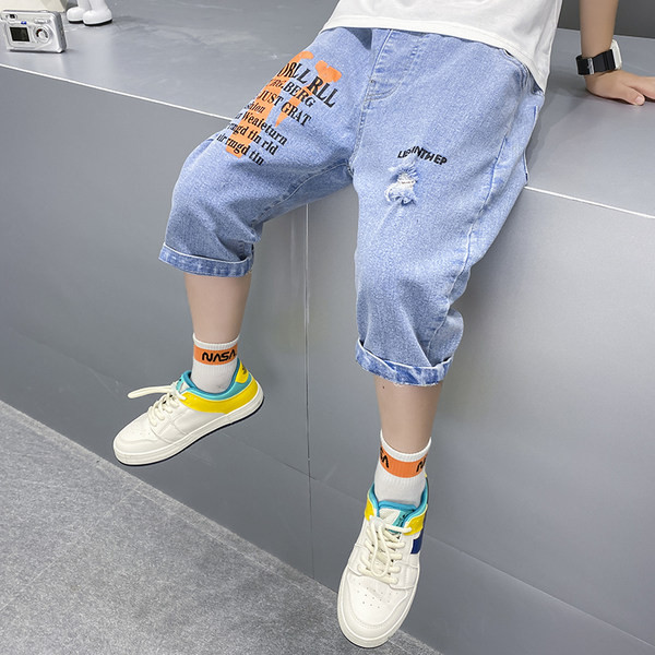 Uus moodsate kirjadega teksapükste mudel poistele