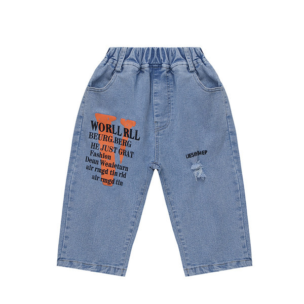 Uus moodsate kirjadega teksapükste mudel poistele