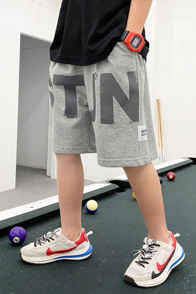 Taskute ja kirjadega laste lühikesed püksid - poistele