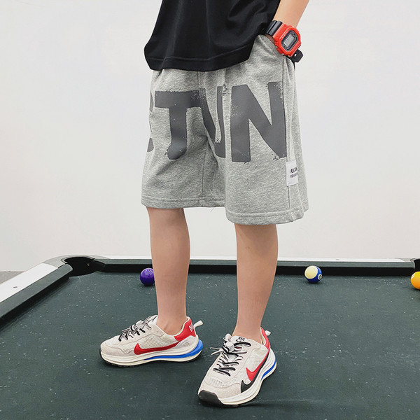 Taskute ja kirjadega laste lühikesed püksid - poistele