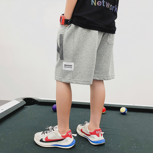 Taskute ja kirjadega laste lühikesed püksid - poistele