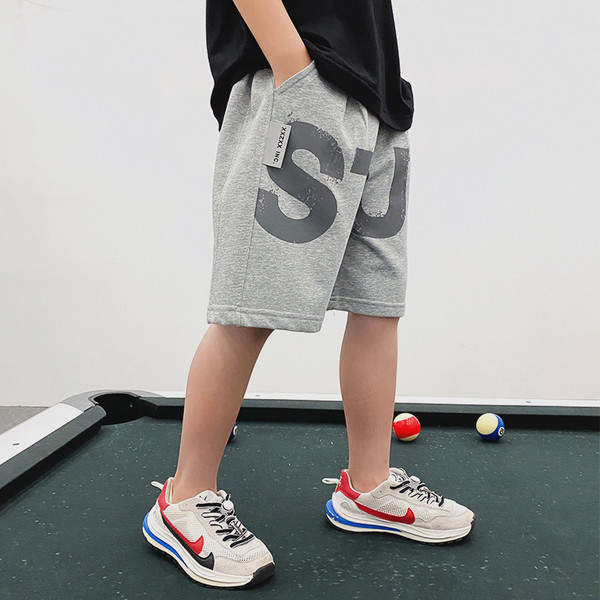 Taskute ja kirjadega laste lühikesed püksid - poistele