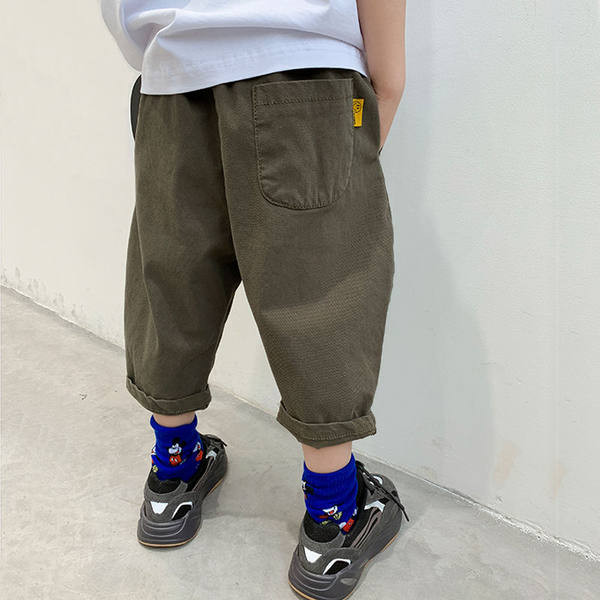 Poiste lai taskutega lastepükste mudel