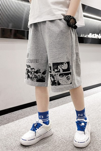 Детски къси панталони с джобове и цветен принт 