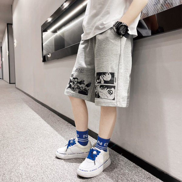 Детски къси панталони с джобове и цветен принт 