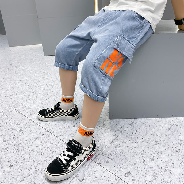 Laste lühikesed värvitrükiga ja taskutega teksad