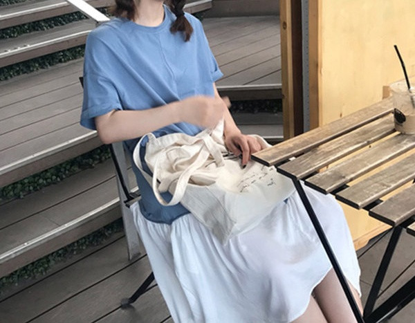 Paprasto modelio moteriška suknelė su ovalia iškirpte nėščioms moterims