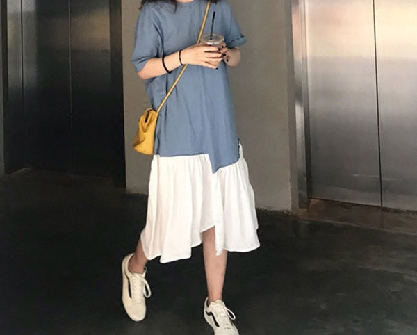 Paprasto modelio moteriška suknelė su ovalia iškirpte nėščioms moterims