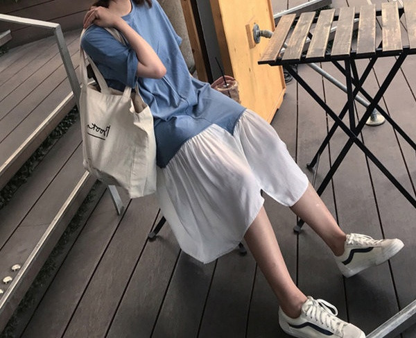 Paprasto modelio moteriška suknelė su ovalia iškirpte nėščioms moterims