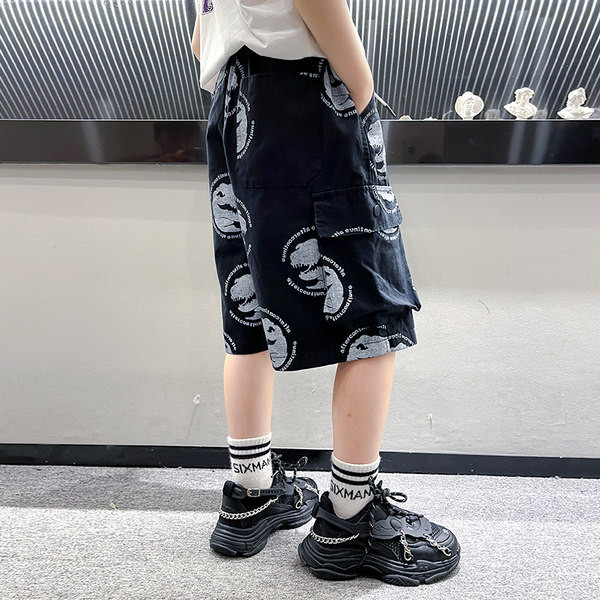 Laste lühikesed püksid aplikatsiooni ja nööbiga küljetaskuga