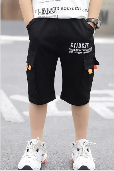 Küljetaskute ja kirjadega suvepüksid poistele