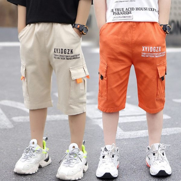 Küljetaskute ja kirjadega suvepüksid poistele