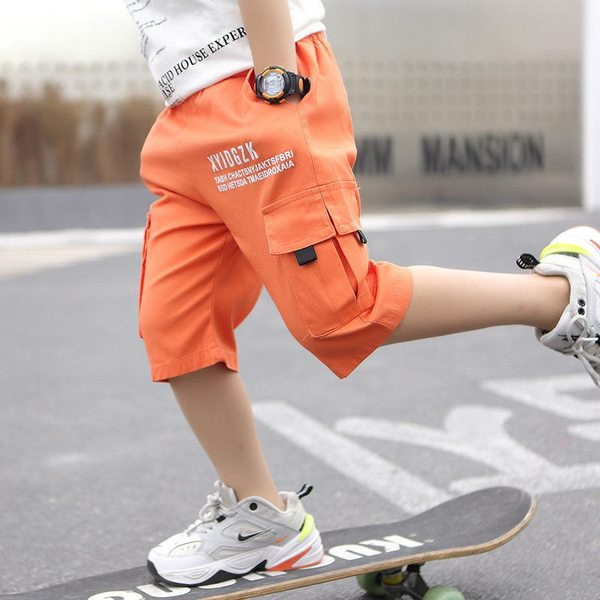 Küljetaskute ja kirjadega suvepüksid poistele