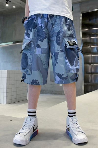 Gyerek terepszínű nadrág zsebekkel és nyakkendőkkel