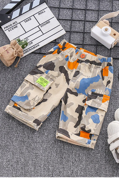 Kamuflaažimustri ja taskutega lastepüksid