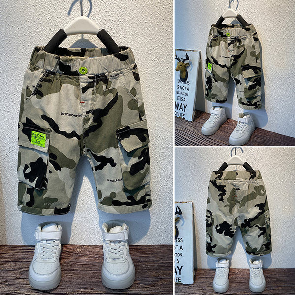 Kamuflaažimustri ja taskutega lastepüksid