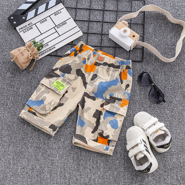 Kamuflaažimustri ja taskutega lastepüksid