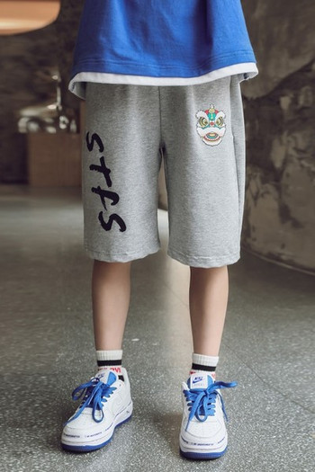 Детски къси панталони с цветна апликация и надпис 