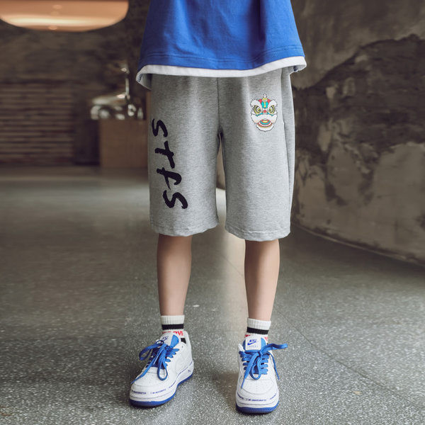 Gyermek rövidnadrág színes rátéttel és felirattal