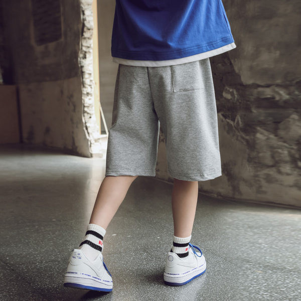 Gyermek rövidnadrág színes rátéttel és felirattal