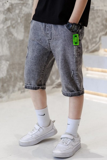 Детски къси панталони от деним с разкъсани мотиви