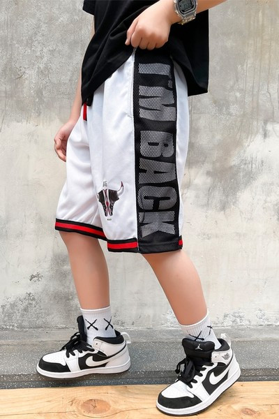 Alkalmi rövidnadrág feliratokkal és rátéttel