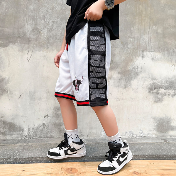 Alkalmi rövidnadrág feliratokkal és rátéttel