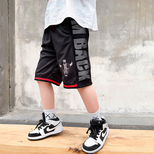 Alkalmi rövidnadrág feliratokkal és rátéttel