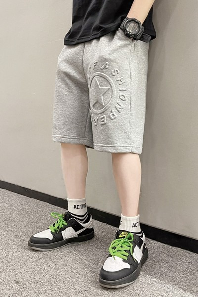 Taskute ja kirjaga laste lühikesed püksid poistele