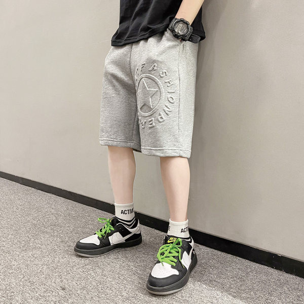 Taskute ja kirjaga laste lühikesed püksid poistele