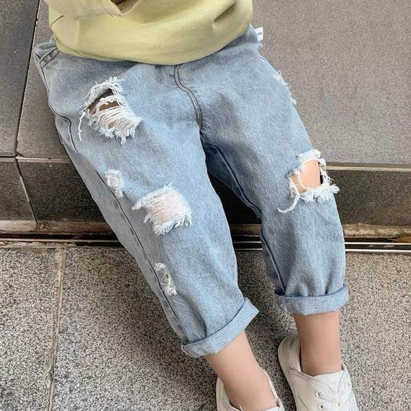 Модерни дънкови панталони с 7/8 дължина и скъсан ефект