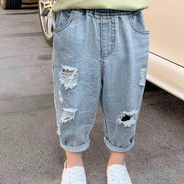 Модерни дънкови панталони с 7/8 дължина и скъсан ефект