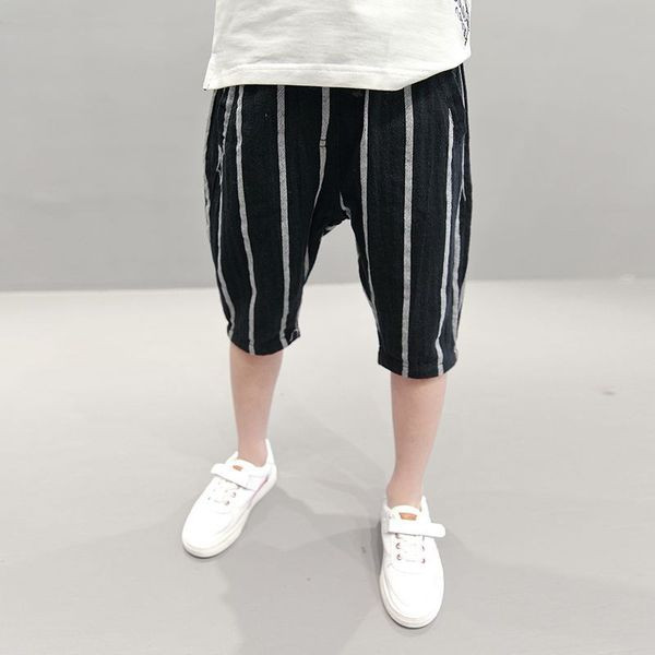 Раирани детски панталони за момчета в свободен модел 