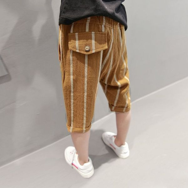 Раирани детски панталони за момчета в свободен модел 