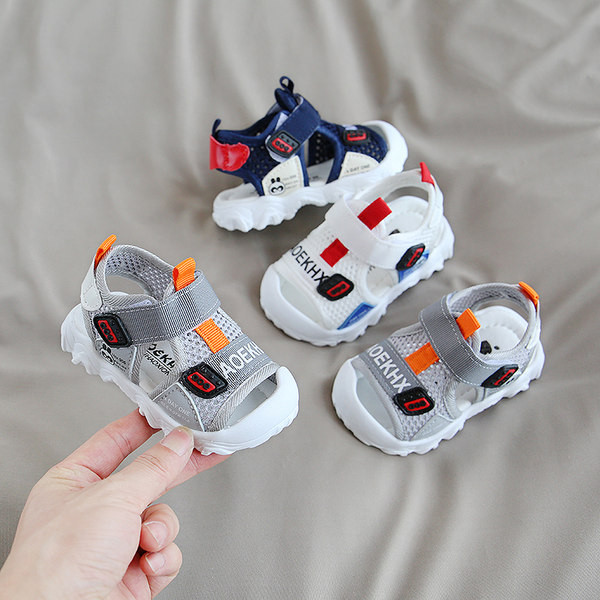 Takjapaeladega beebisandaalid - poistele