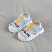 Kleebiste ja pealdisega beebivõrksandaalid