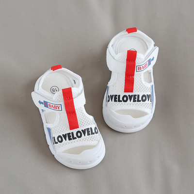 Kleebiste ja pealdisega beebivõrksandaalid