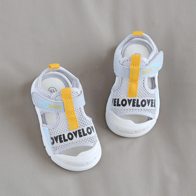 Kleebiste ja pealdisega beebivõrksandaalid