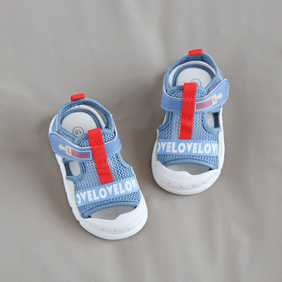 Kleebiste ja pealdisega beebivõrksandaalid