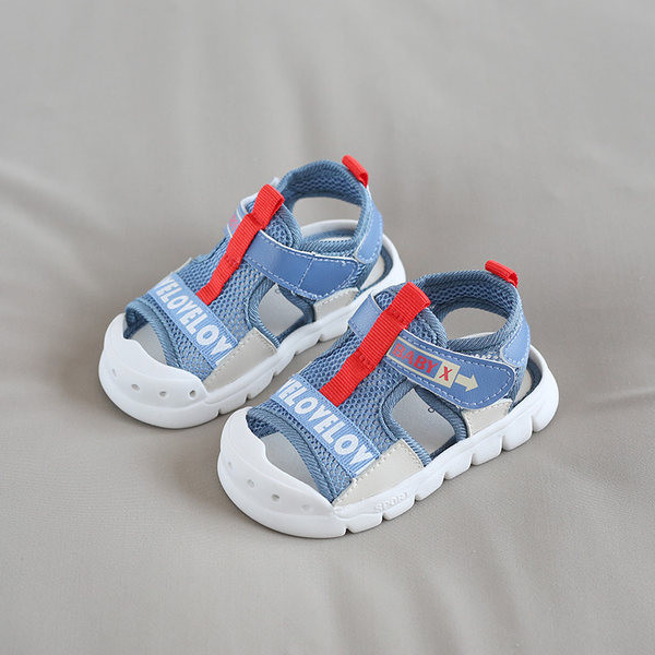 Kleebiste ja pealdisega beebivõrksandaalid